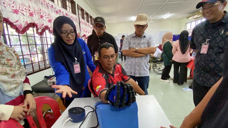 UTeM community rehabilitation technology programme involving Ts. Dr. Aliza Che Amran as part of the multidisciplinary team.