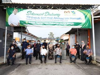 FAMA Rengit food-processing centre during the same 2020 ministerial visit — institutional context, not Azhar factory.