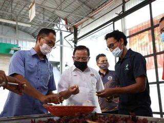 Roselle processing at FAMA Rengit centre, 2020 — related ecosystem, not an Azhar production line.