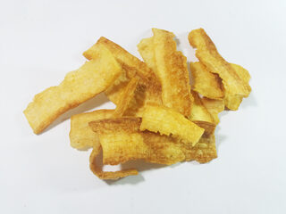 Reference-only industry photograph from Wikimedia Commons (cassava chips). Not an Azhar Food factory original.