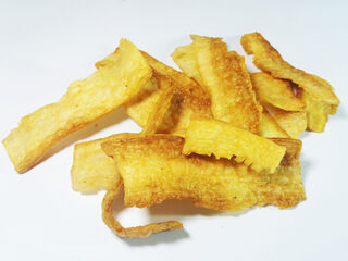 Reference-only industry photograph from Wikimedia Commons (cassava chips). Not an Azhar Food factory original.