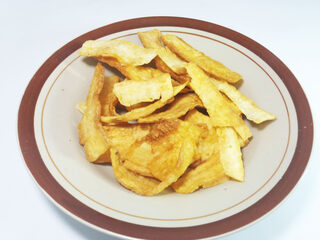 Reference-only industry photograph from Wikimedia Commons (cassava chips). Not an Azhar Food factory original.