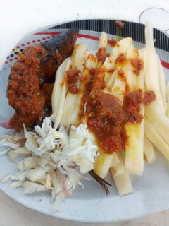 Reference-only industry photograph from Wikimedia Commons (cassava chips). Not an Azhar Food factory original.