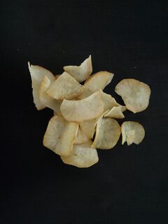 Reference-only industry photograph from Wikimedia Commons (cassava chips). Not an Azhar Food factory original.