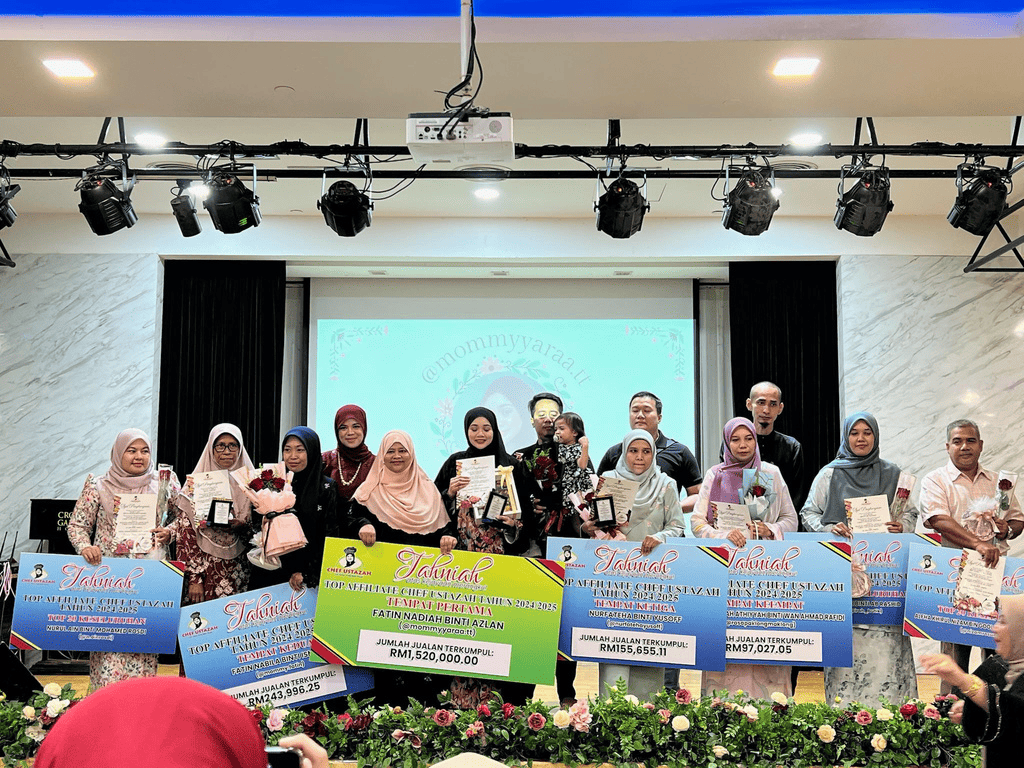 Group and recognition photo on the OBJECTIVES page.