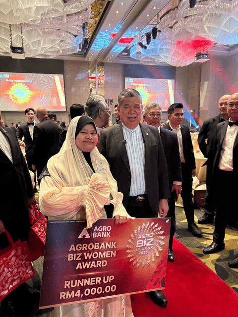 AgroBank Biz Women Award 2026; the photograph shows a Runner Up RM4,000 label (company profile context).
