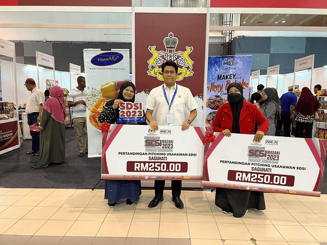 SDSI Promising Entrepreneur Award 2023 with a presentation cheque.