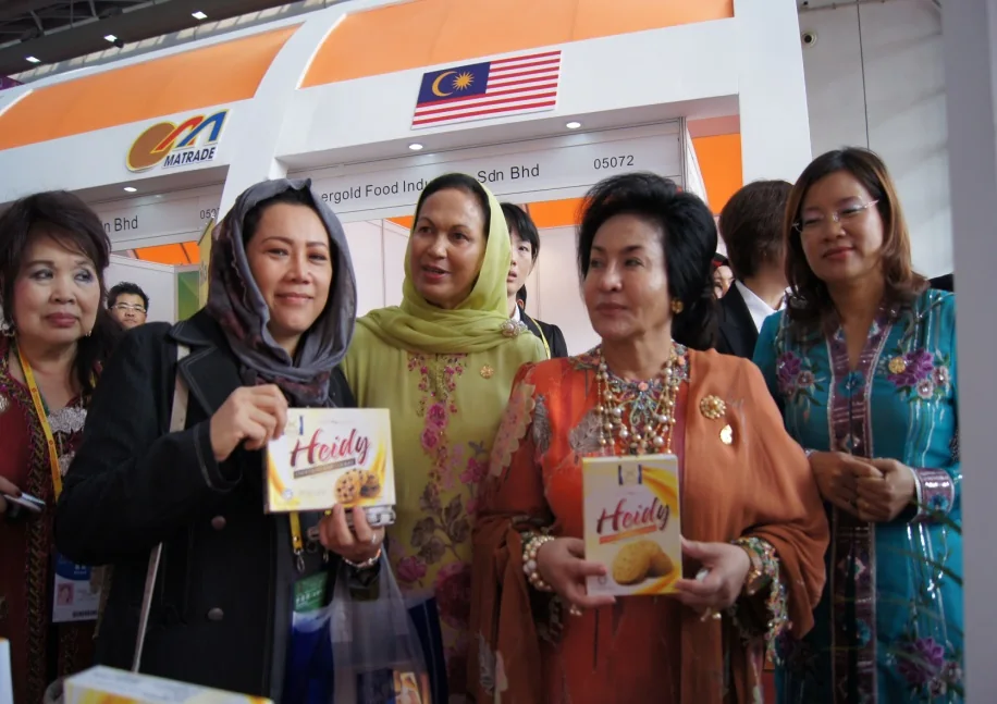 Menyertai Caexpo di China 2011 — Pengunjung berminat dengan — Produk yang ditawarkan dengan harga — Yang competetive — YAB Datin Seri Rosmah juga berkunjung di Caexpo,Nanning — dan memberi sokongan yang sepadu