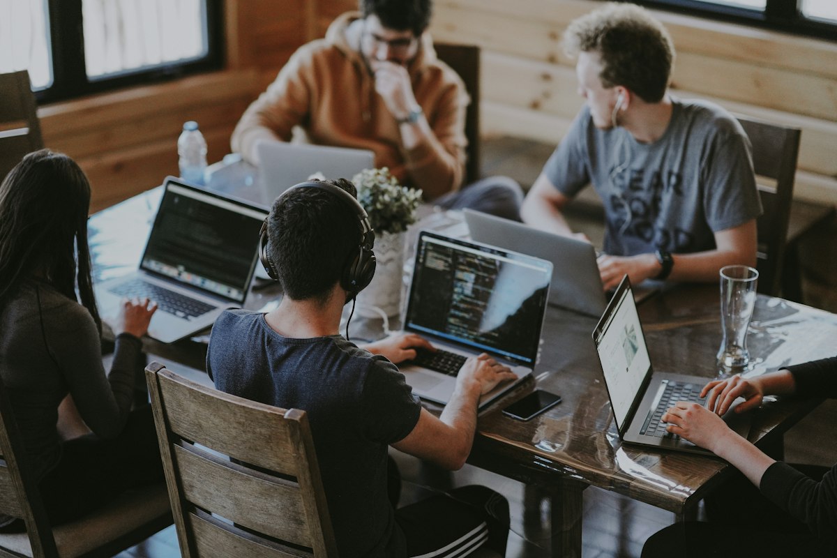 Pasukan membina kemahiran digital bersama komputer